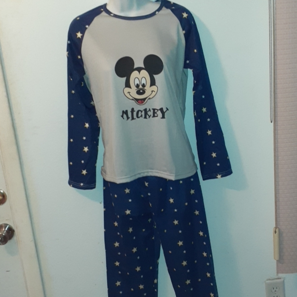SOLD SALE 🎁🎄🎀NWT Junior Mickey Mouse Pajamas